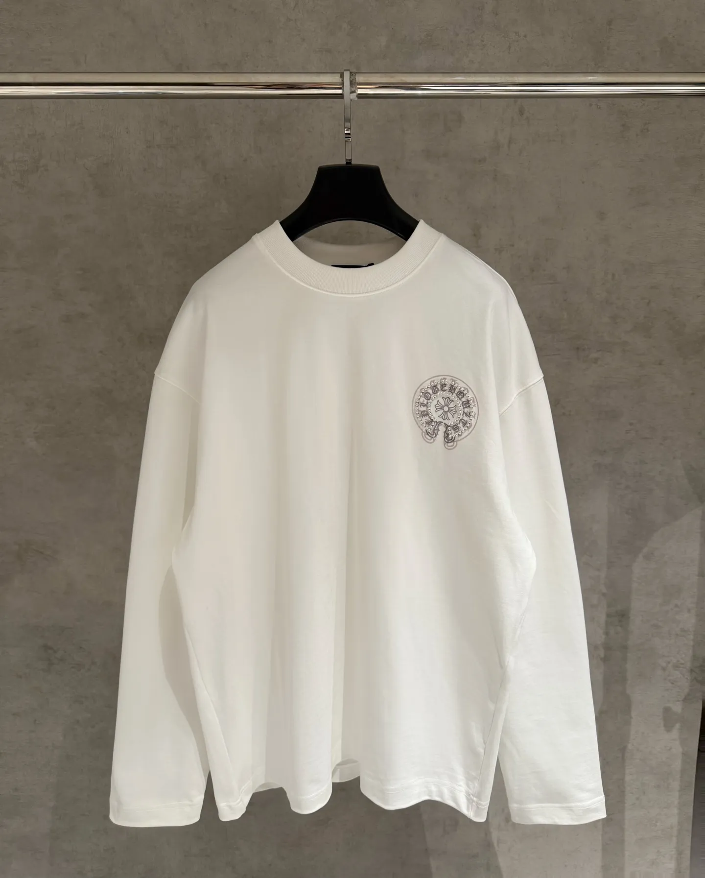 🅿️350 [Strict quality control] CH Croixin's new long-sleeved sweatshirt T-shirt. Heavy 420g double yarn fabric. Three-dimensional printing on the back panel ➕ bubble beads on the front and back. The whole garment is washed twice. The four sides are frayed and torn. Heavy fabric. The neckline is made of icy Solona. Loose fit. Deep, wide and stylish. No deformation or shrinkage. Color: 3 colors, black, white and gray. Size: M-2xl